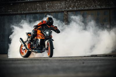 554151_MY24 KTM 990